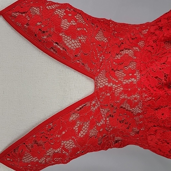 French Connection Size S Red Lace over Nude Ruffle Trim Sleeveless Peplum Top - Picture 4 of 15